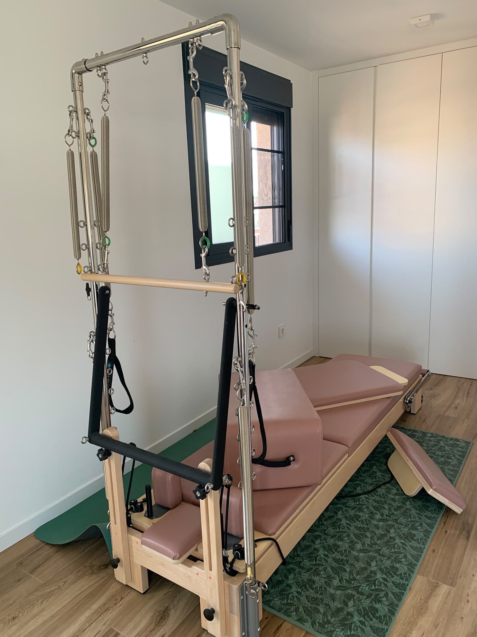 Vendo Pilates Reformer Elina Lignum con torre,